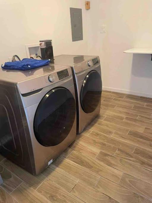 New Midtown Modern Studio With Backyard 凤凰城 外观 照片